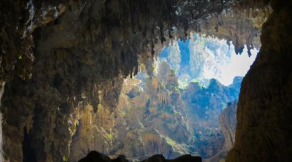 【德巴仙境】<德天跨國大瀑布、鵝泉、 巴馬長壽村、百魔天坑、水波天天窗、明仕田園風光動車4天全景游>